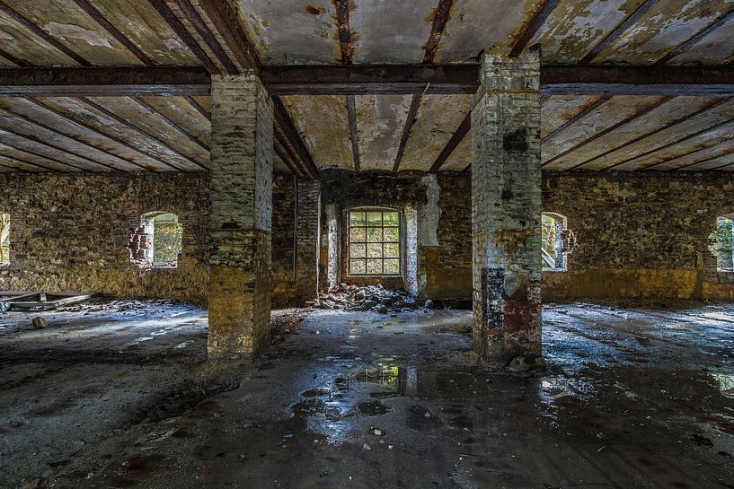 Urbex verval in symmetrie van Steven Dijkshoorn