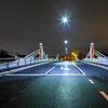 Brücke mit belebter Straße und Ampeln bei Nacht von Marcel Derweduwen