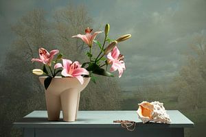 Lilien in Vase mit der Maas im Hintergrund
