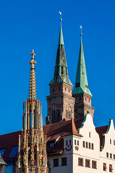 Schöner Brunnen und Kirche  St. Sebald in Nürnberg von Werner Dieterich