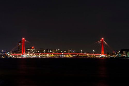 Willemsbrug in Rotterdam by night!