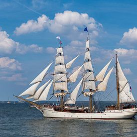 Antiek hoogschip, schip dat de haven van Den Haag, Scheveningen verlaat onder een zonnige en blauwe  van Digikhmer