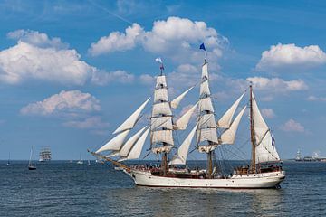 Antiek hoogschip, schip dat de haven van Den Haag, Scheveningen verlaat onder een zonnige en blauwe  van Digikhmer