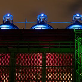 Verlicht Landschaftspark in Duisburg bij avond van Anneke Wapstra