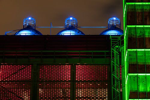 Beleuchteter Landschaftspark in Duisburg bei Nacht
