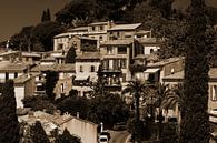 Zicht op  Bormes-les-Mimosas in sepia van Youri Mahieu thumbnail