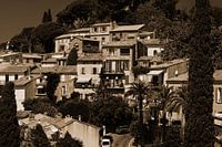 Zicht op  Bormes-les-Mimosas in sepia