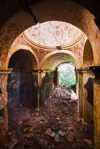 Verlaten Kleurrijke Kerk in Portugal. van Roman Robroek - Foto's van Verlaten Gebouwen
