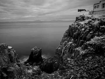 Misthoorn en kliffen van Neist Point, Isle of Skye, Schotland van Mark van Hattem