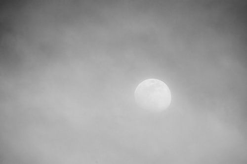 Maan in Zachte Nevel Minimalistische Nachtlucht