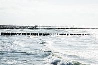 Zee met golven en paalhoofden bij Westkapelle van Ria Peene thumbnail