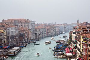Gezicht op het Canal Grande in Venetië, Italië van Rico Ködder
