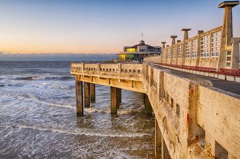 De Pier van Blankenberge bij zonsondergang