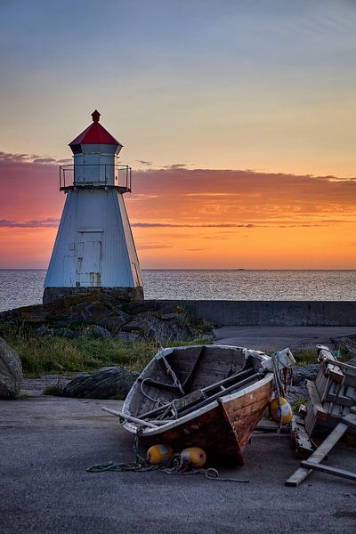 Zonsondergang met ondersteunde boot bij de vuurtoren op Vigra, Noorwegen van qtx