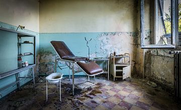Behandlungsraum in einem verlassenen Krankenhaus von Inge van den Brande