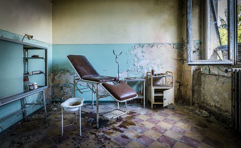 Salle de traitement dans un hôpital abandonné par Inge van den Brande