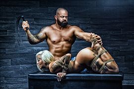 Fille fouettée par le maître