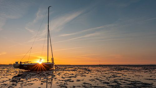 Bootje op het strand van Roelshoek bij Krabbendijke
