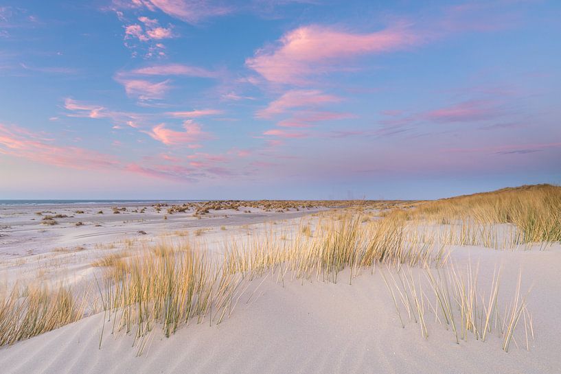 Roze wolken boven het strand - Natuurlijk Ameland van Anja Brouwer Fotografie