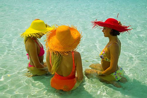 Three graces with hats in the sea