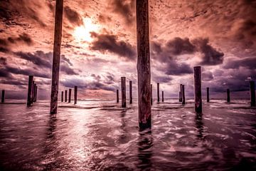 Palendorp in donkere wolken van peterheinspictures