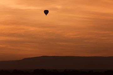 Heißluftballon bei Sonnenaufgang von Angelika Stern