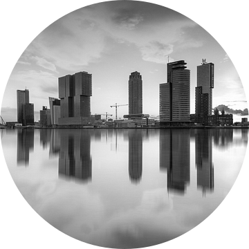 skyline van rotterdam bij zonsopkomst in zwartwit van Ilya Korzelius