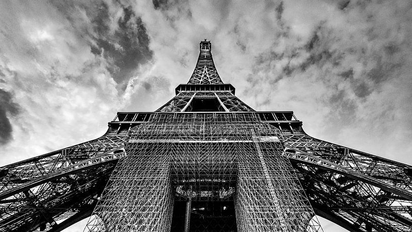 La Tour Eiffel à Paris photographiée en noir et blanc par Jan Hermsen