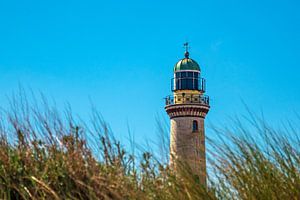 Blick auf den Leuchtturm mit Düne in Warnemünde