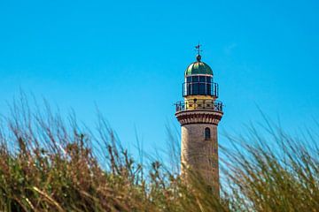 Blick auf den Leuchtturm mit Düne in Warnemünde von Rico Ködder