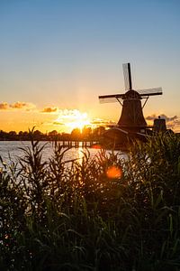 Kleurrijke zonsondergang Zaanse Schans van Michael Bollen