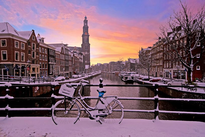 Besneeuwd Amsterdam bij zonsondergang met de Westerkerk van Eye on You
