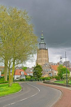 Walburgiskerk Zutphen tegen donkere lucht van Henk van Blijderveen