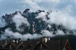 Blick aus der Stadt auf die Dolomiten mit Wolken