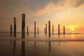 Das Pfahlbaudorf Petten bei Sonnenuntergang von Eefje John