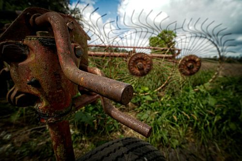 Roestige handvatten van agrarische machine van Theo Felten