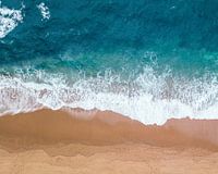 Meer und Strand, abstrakte Zusammensetzung von Linien in der Brandung