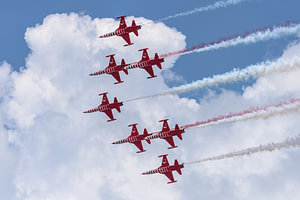 Die „Turkish Stars“ in Aktion bei der Flugshow in Bukarest.