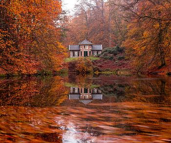 Het Gouverneurs huisje park Zypendaal gehuld in herfstkleuren