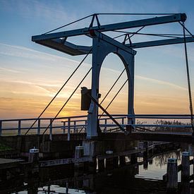 De ophaalbrug in de ruterpolder in IJlst Friesland bij zonsondergang. Wout Kok One2expose van Wout Kok