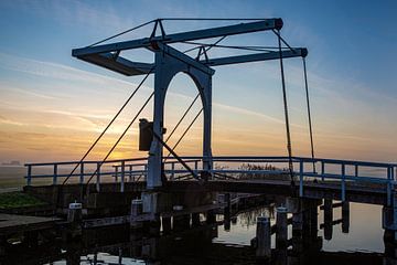 De ophaalbrug in de ruterpolder in IJlst Friesland bij zonsondergang. Wout Kok One2expose