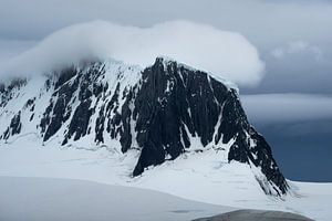 Wolke auf einem Berg