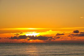 Zonsondergang op het strand van Zingst, romantisch van Martin Köbsch