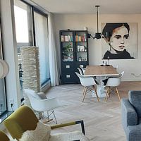 Photo de nos clients: Portrait d'une femme, principalement en noir et blanc par Carla Van Iersel, sur toile