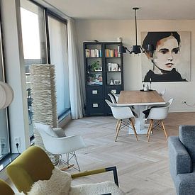 Klantfoto: Portret van een vrouw in voornamelijk zwart-wit van Carla Van Iersel, op canvas
