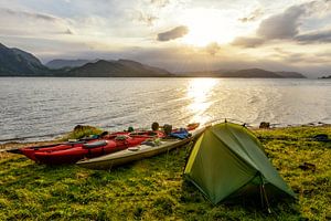 Zelt und Kajak im Lysefjord in Norwegen in einem Sonnenuntergang während einer Kayak fahrenden Reise von Sjoerd van der Wal Fotografie
