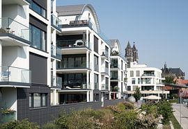 Wohnhäuser am Ufer des Flusses Elbe bei Magdeburg von Heiko Kueverling