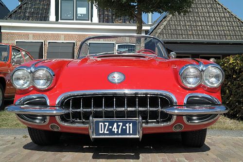 rode chevrolet corvette in tzummarum op een oldtimersdag