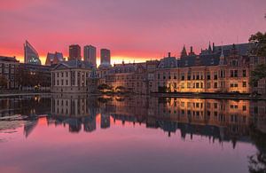 Sonnenaufgang in der Nähe der Häuser des Parlaments von Ilya Korzelius