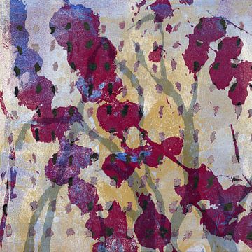 Wijnrode bloemen op beige. Abstract botanisch. van Dina Dankers